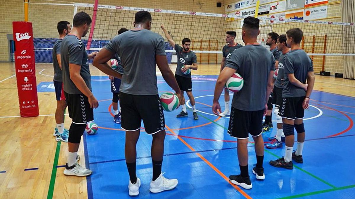 El entrenador Lluís Molada da una charla a la plantilla en el pabellón Miquel Àngel Nadal.