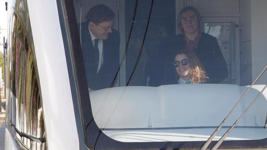 Ximo Puig y Carmen Salvador, en un TRAM de la linea 2 en la que han inaugurado el túnel de la Serra Grossa en Alicante