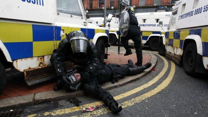 Los disturbios en Belfast causan heridas a 56 policías