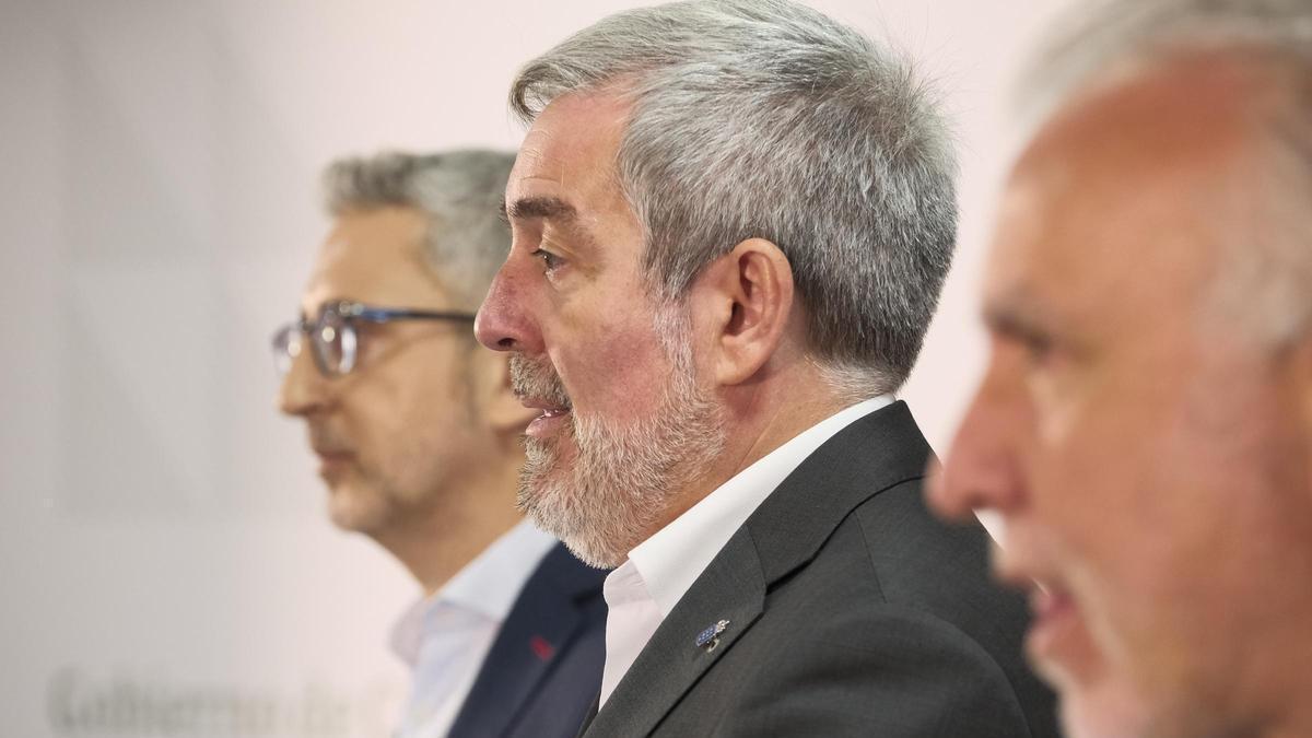 El ministro de Hacienda, Arcadi España; el presidente de Canarias, Fernando Clavijo; y el ministro de Política Territorial, Ángel Víctor Torres.