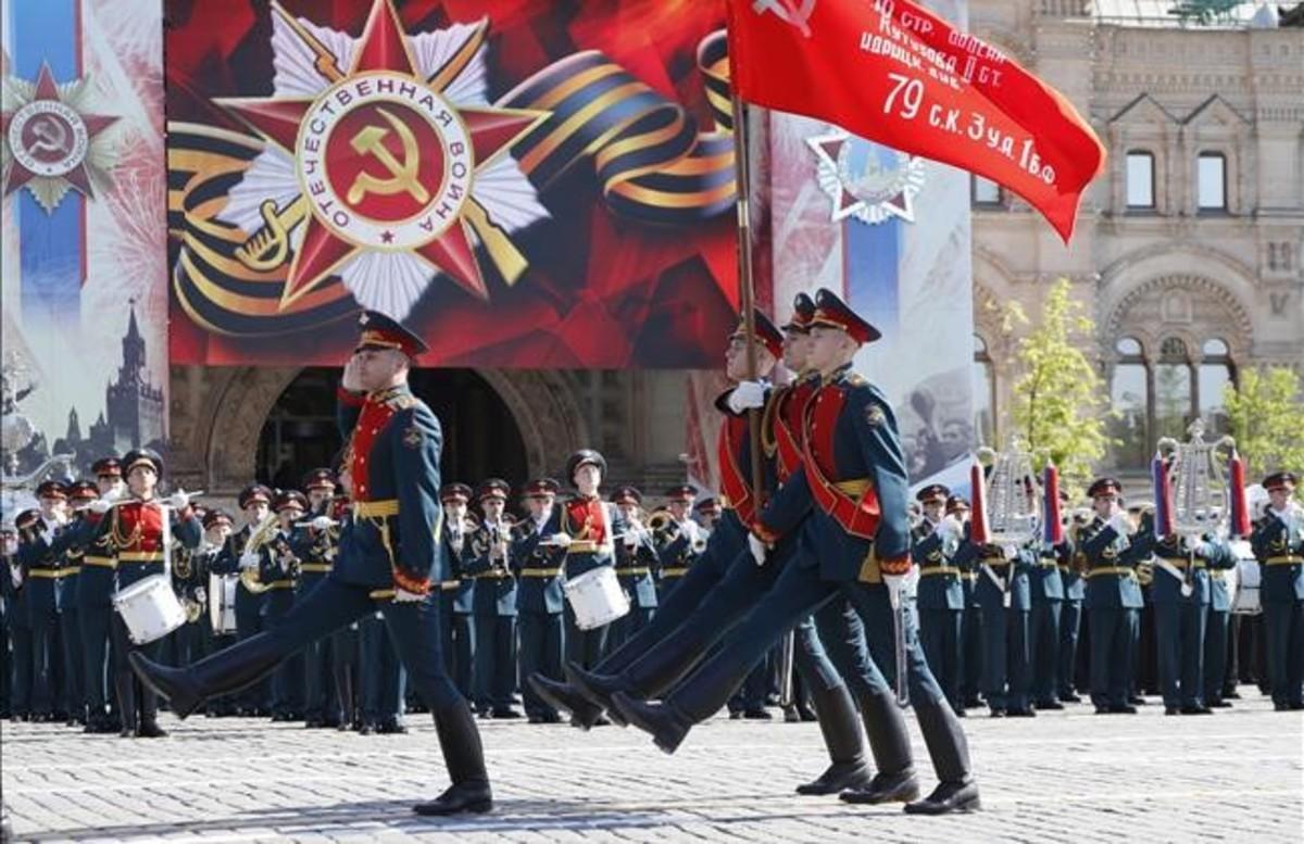 Desfile militar en Moscú con motivo del 71 aniversario de la victoria de la Unión Soviética sobre la Alemania Nazi en la segunda Guerra Mundial.