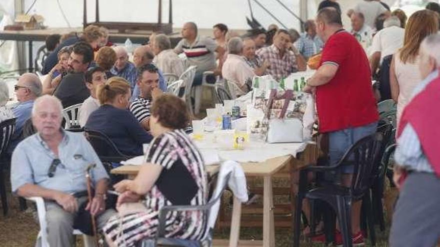 Aspecto de la carpa de las fiestas de Calavero, ayer.