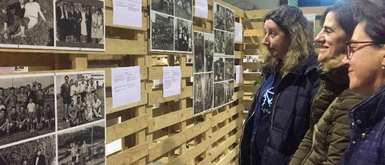 Carmen Prendes, María Jesús Serrano y Beatriz Fernández disfrutan de la muestra.