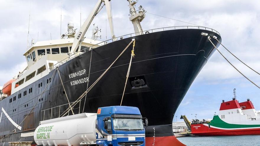 Pescadores rusos lanzan sus redes en aguas próximas a Canarias