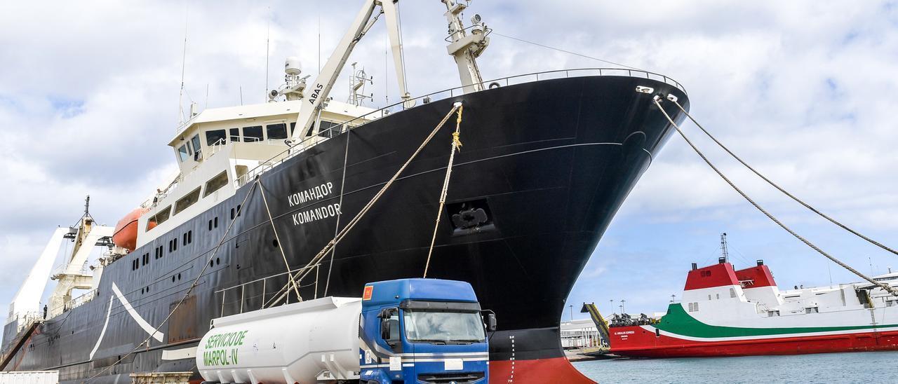 Pesquero ruso atracado en el Puerto de La Luz y de Las Palmas.