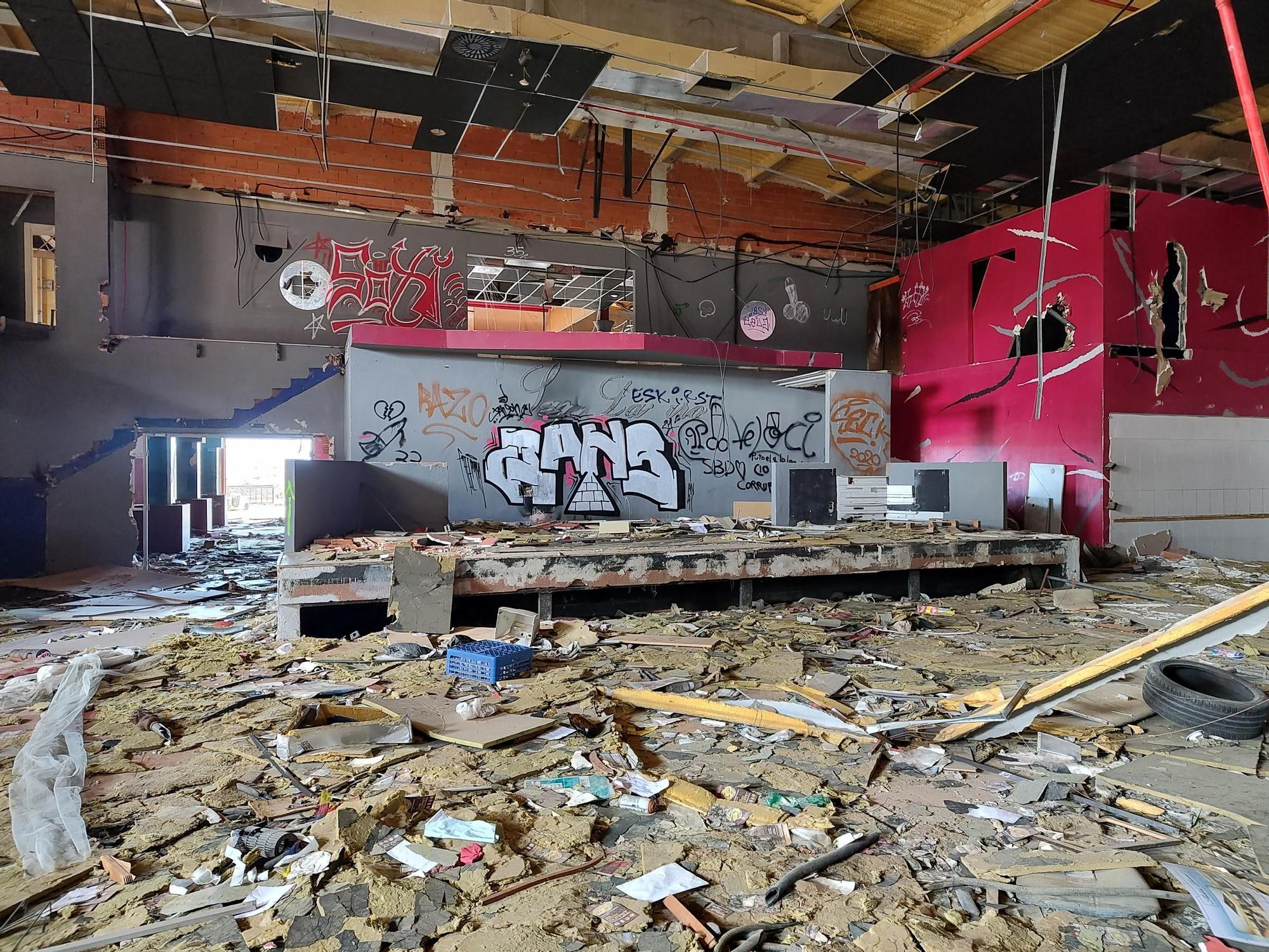 GALERÍA DE FOTOS | Abandonada, en ruinas y llena de grafitis: así está lo que queda de la discoteca Pirámide en pleno 2024