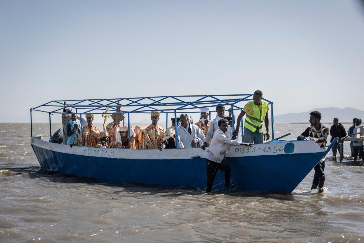 Los devotos ortodoxos etíopes asisten a una oración durante la celebración de la Epifanía de Etiopía en la orilla del lago Batu, Etiopía