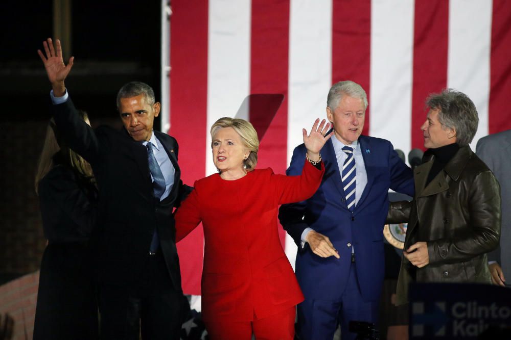 Clinton, arropada por su familia y por los Obama.