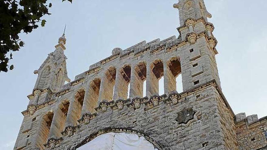 Imagen de la fachada de la iglesia de Sant Bartolomé.