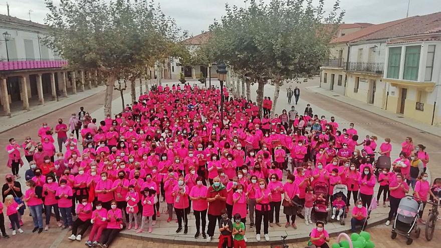 Todos los participantes, en la Plaza Mayor de Fuentesaúco. | Cedida