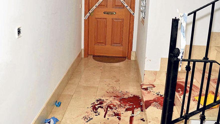 Restos de sangre de la víctima en el descansillo de la escalera en la calle Mestral.