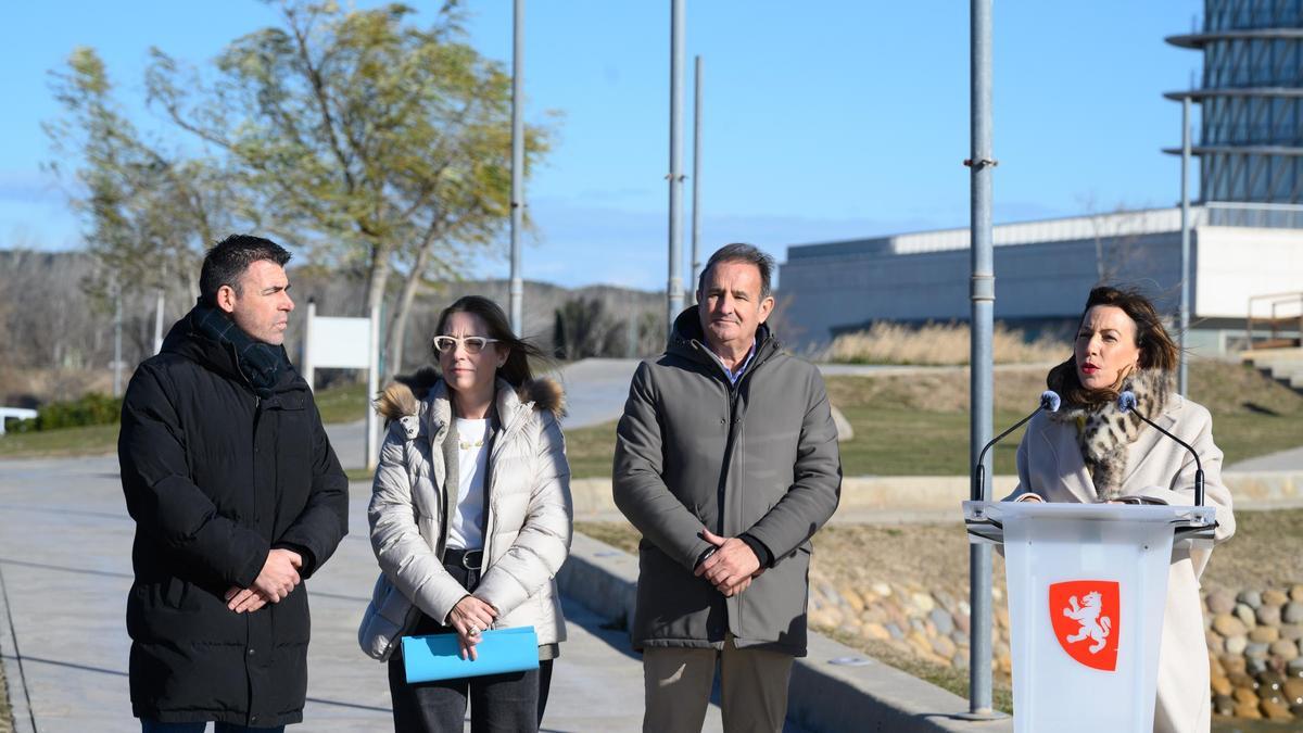 La alcaldesa de Zaragoza, Natalia Chueca, en la presentación del canal de aguas bravas de Zaragoza, este viernes.