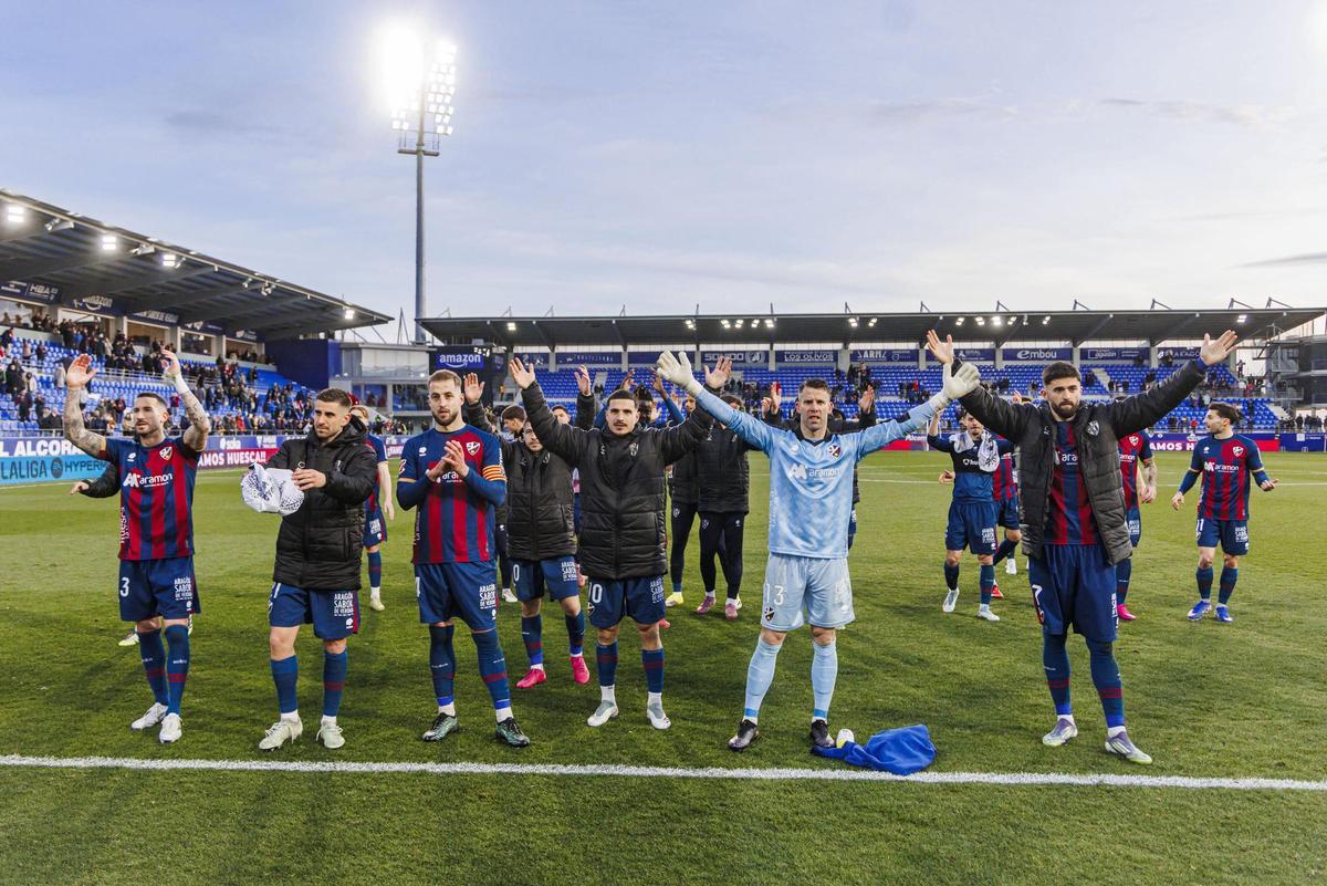 Los jugadores del Huesca celebran la victoria con la grada