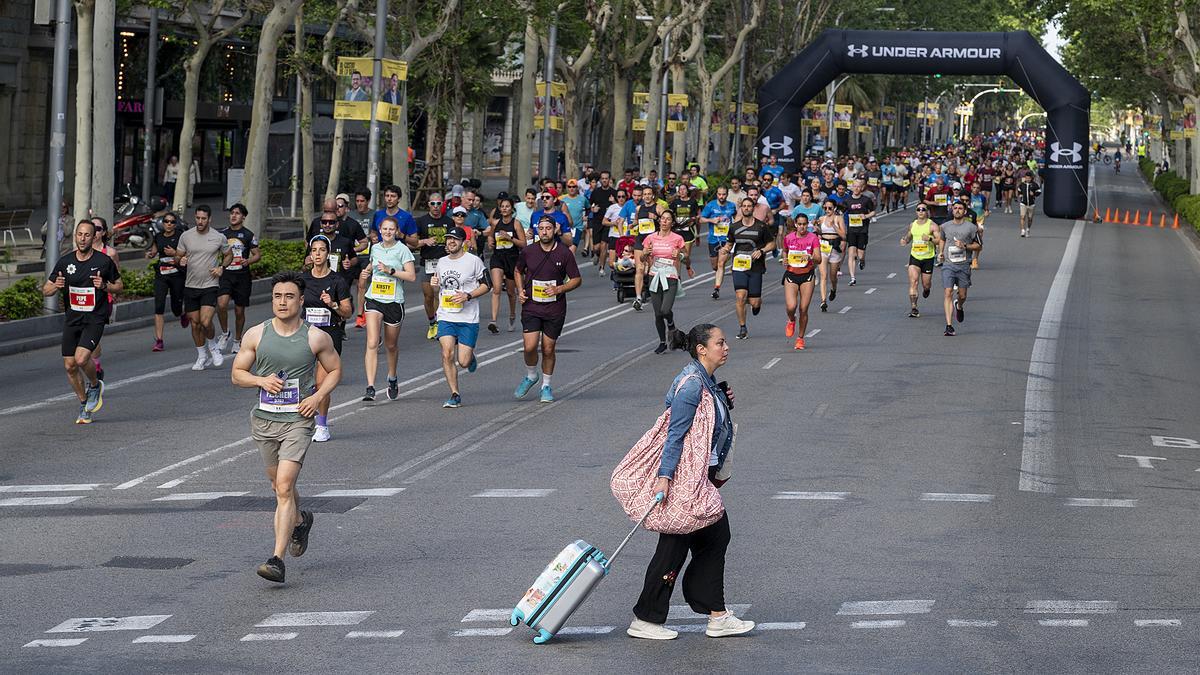 Los participantes recorren la Diagonal durante la 44 edición de la Cursa de El Corte Inglés.