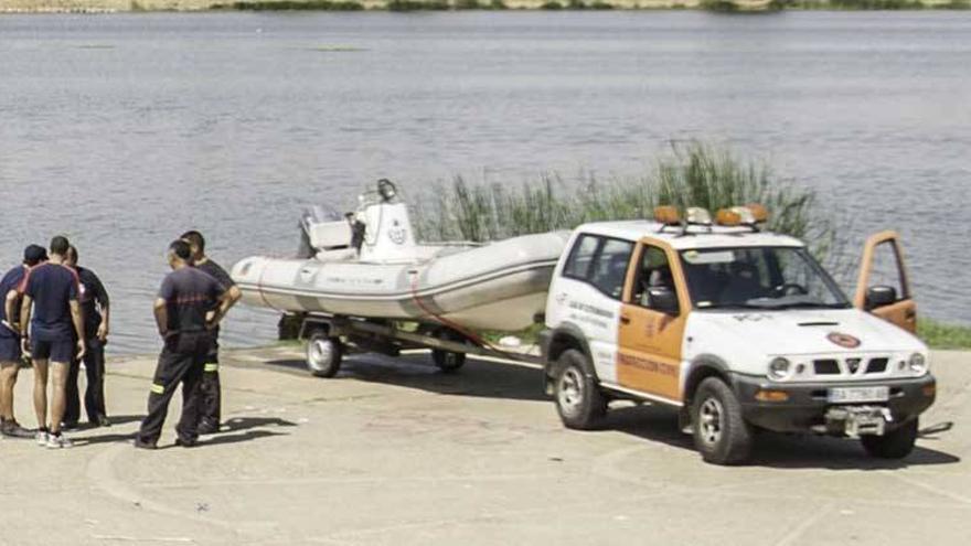 Los bomberos de Badajoz buscan a Francisco por el río y perros de la policía de Madrid por el campo