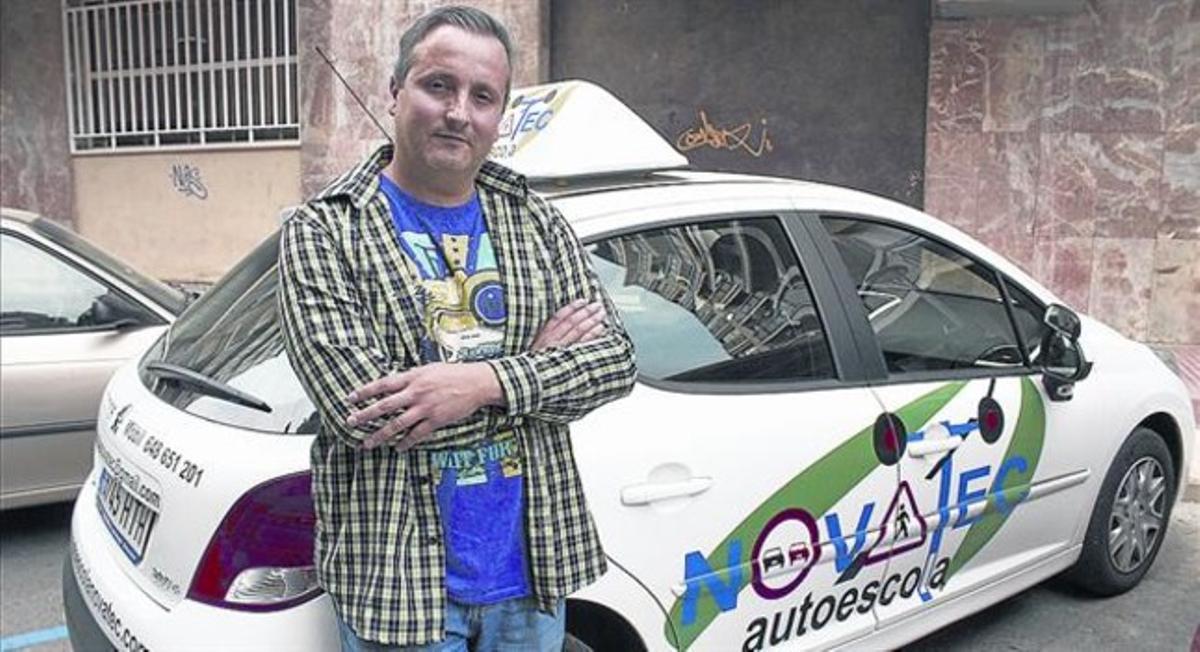 VOCACIÓ.Juan Sánchez es va veure obligat a canviar d’ofici i va apostar per ser professor d’autoescola. VOCACIÓ.Juan Sánchez es va veure obligat a canviar d’ofici i va apostar per ser professor d’autoescola.