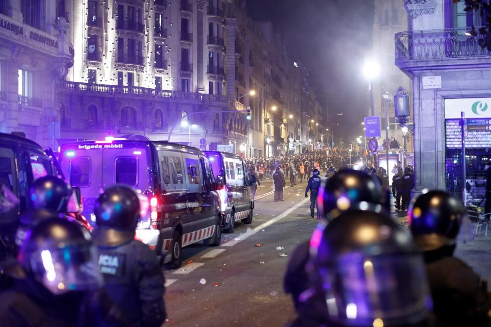 Els Mossos carreguen contra manifestants concentrats a Via Laietana