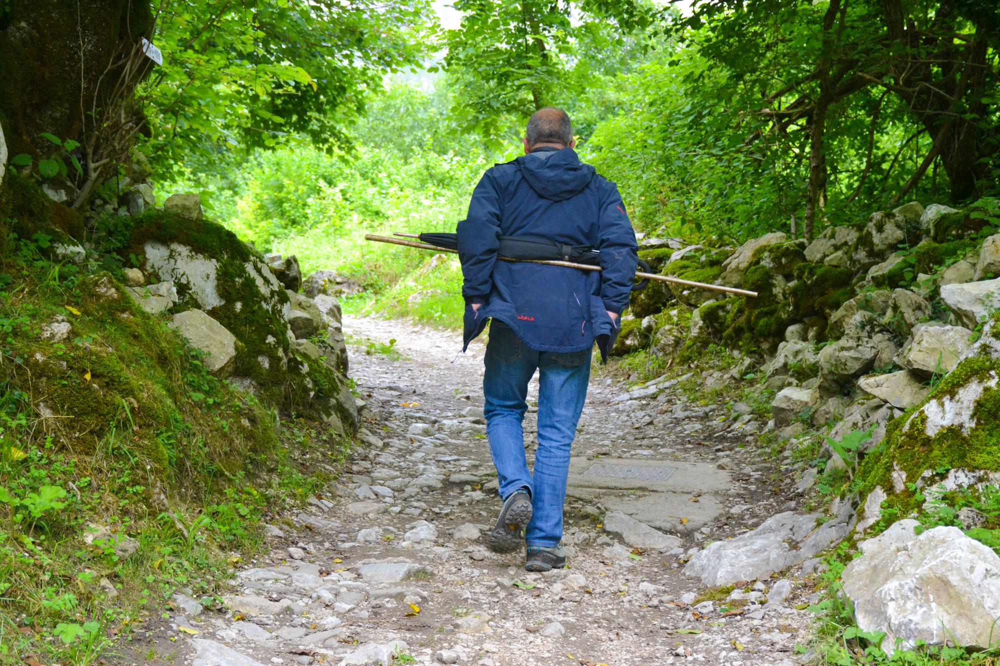 Jose Antonio García, subiendo por el camino que lleva a  Bulnes de Arriba.