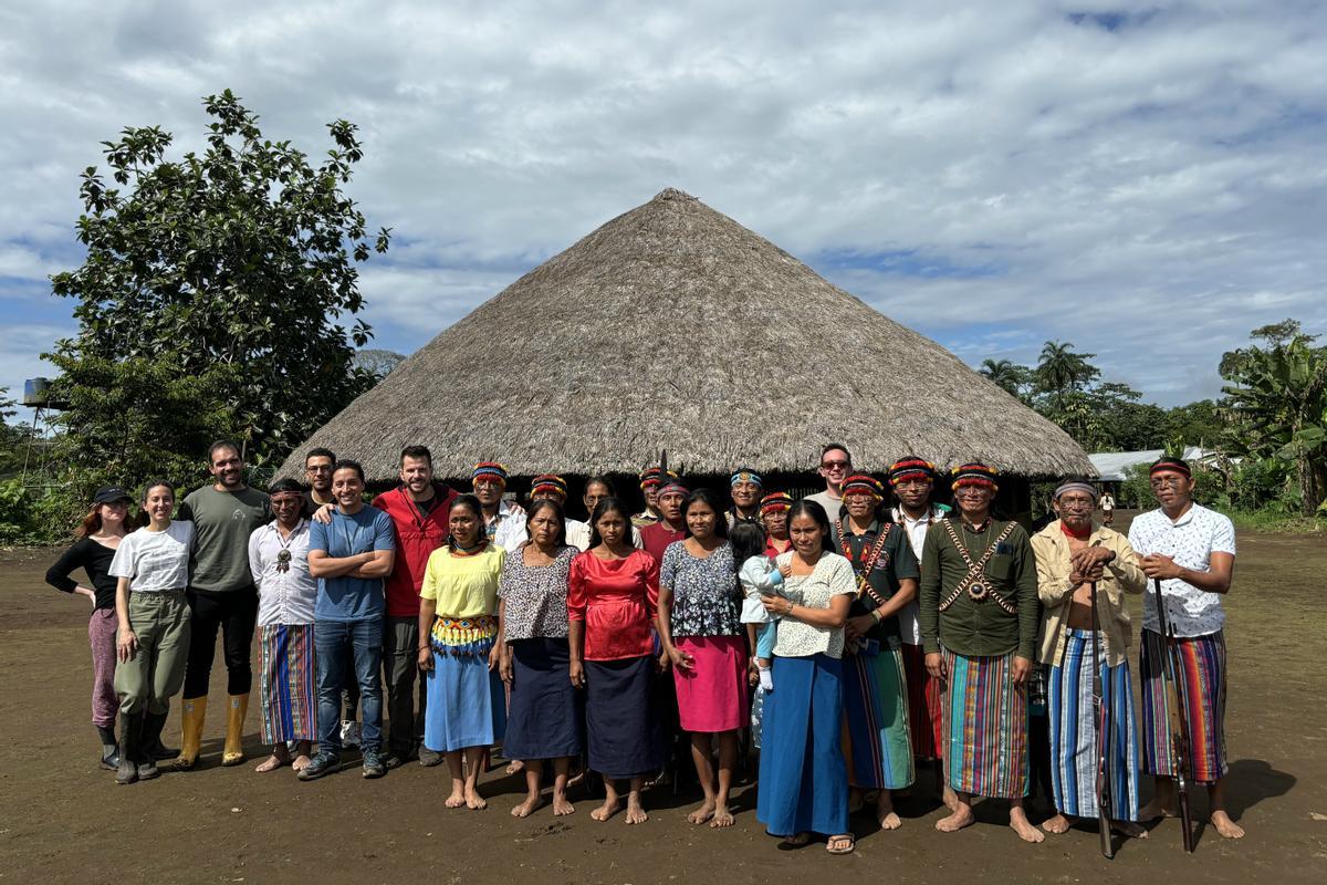 Cocineros ecuatorianos e indígenas achuar de Sharamentsa (Ecuador), en la reciente visita de estos últimos a esta comunidad amazónica.