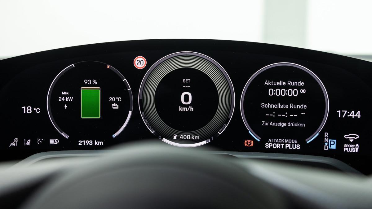 Instrumentación digital de Porsche con el 'tacómetro' en el centro