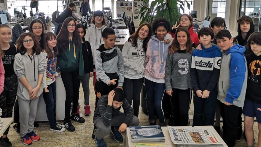Els alumnes a la redacció del diari.
