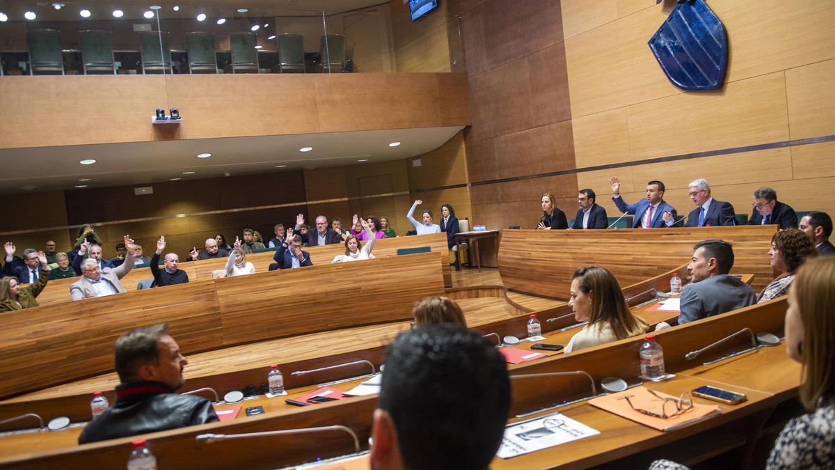 Momento de la votación a favor de la RPT en el pleno de la Diputación de València, celebrado ayer.