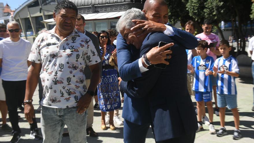 Mauro y Bebeto: ofrenda floral a Arsenio y recepción en el Concello de A Coruña