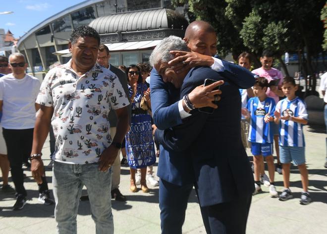 Mauro y Bebeto: ofrenda floral a Arsenio y recepción en el Concello de A Coruña