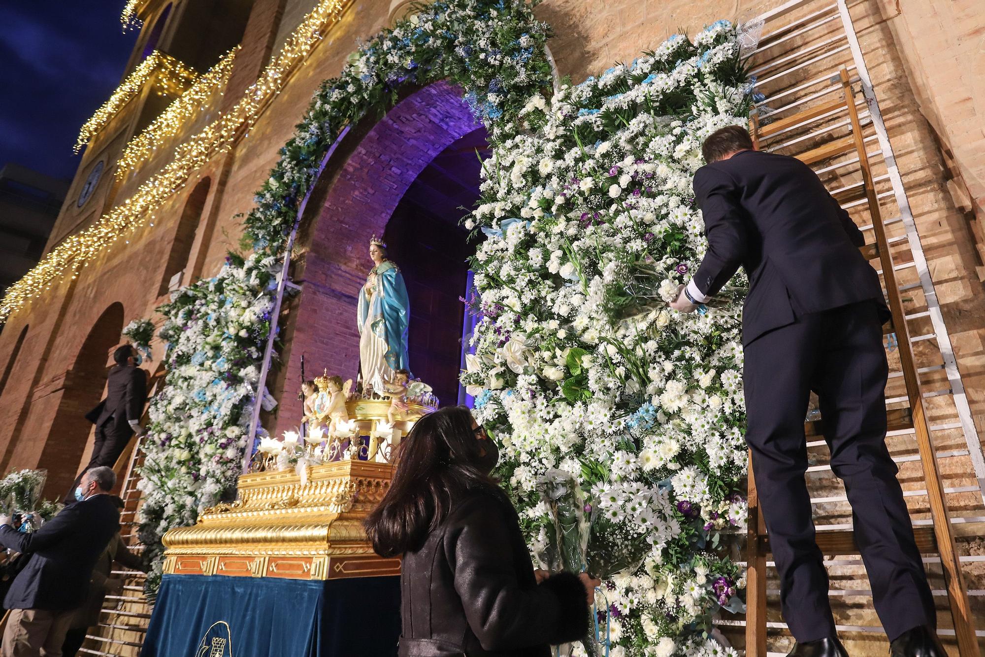 Torrevieja rinde homenaje a su patrona con una ofrenda floral