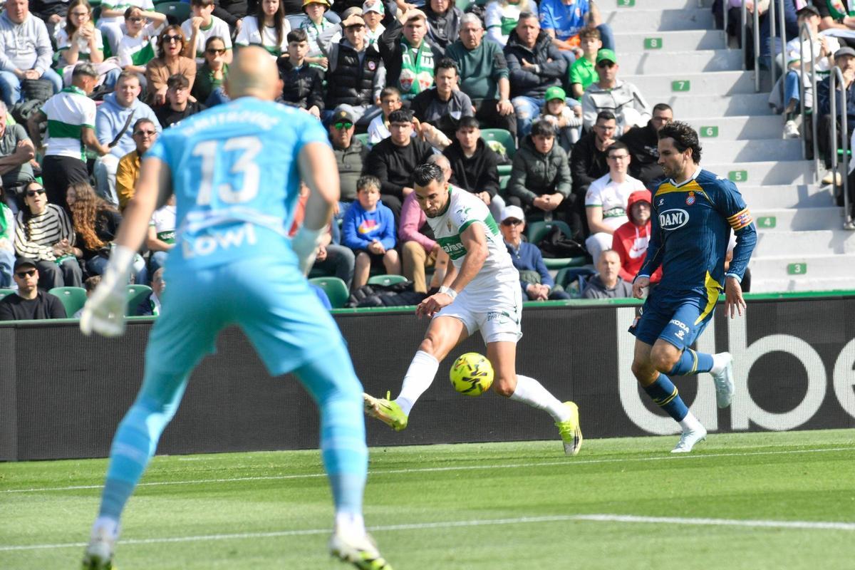Rafa Mir centra un balón en el partido frente al Espanyol.