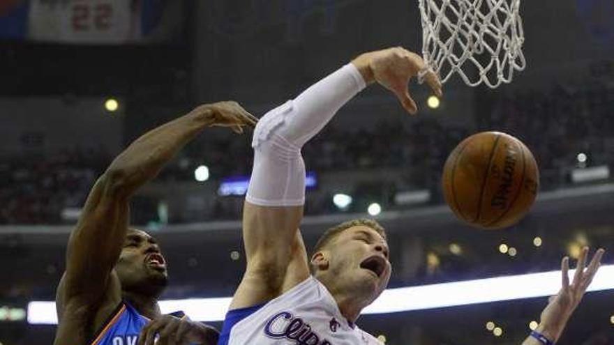 Ibaka comete falta sobre Griffin. // Michael Nelson