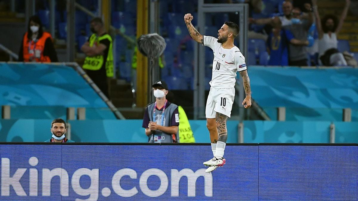 Insigne celebra un gol con Italia