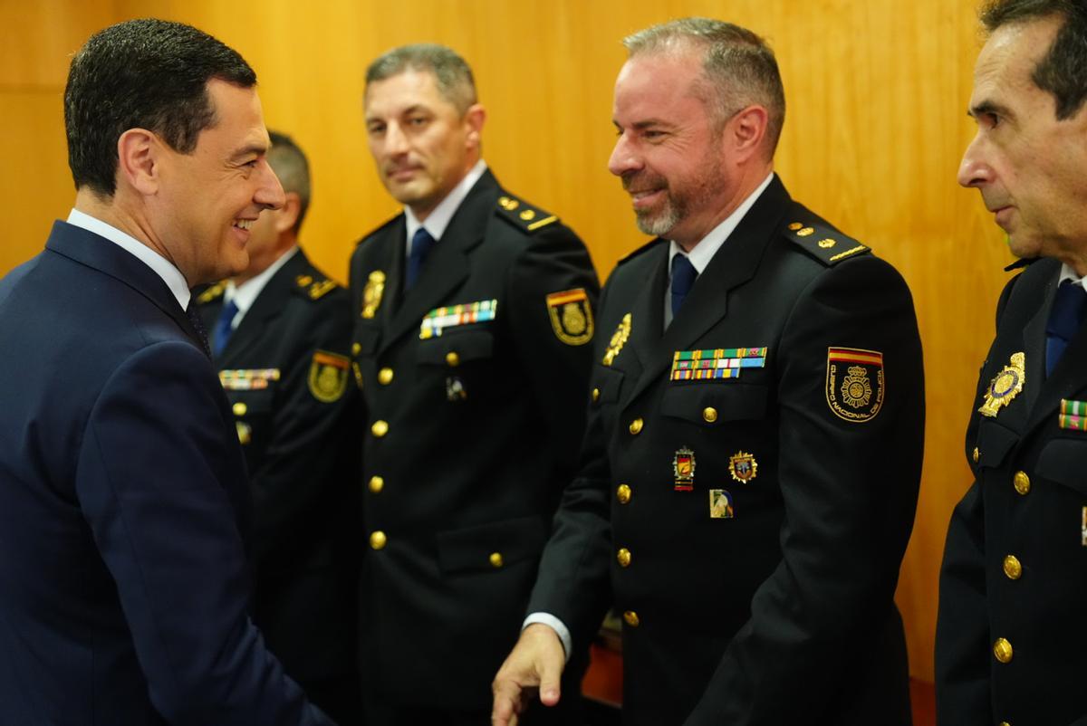 El presidente de la Junta de Andalucía saluda a miembros de la Policía Adscrita.