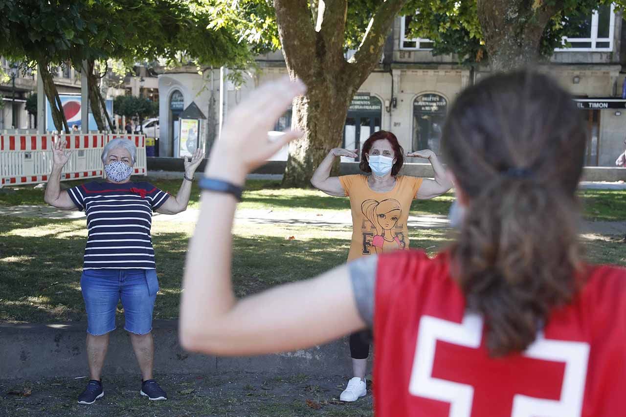 Taller de gimnasia para mayores de Cruz Roja en los jardines de Montero Ríos.     PABLO HERNÁNDEZ (3).jpg