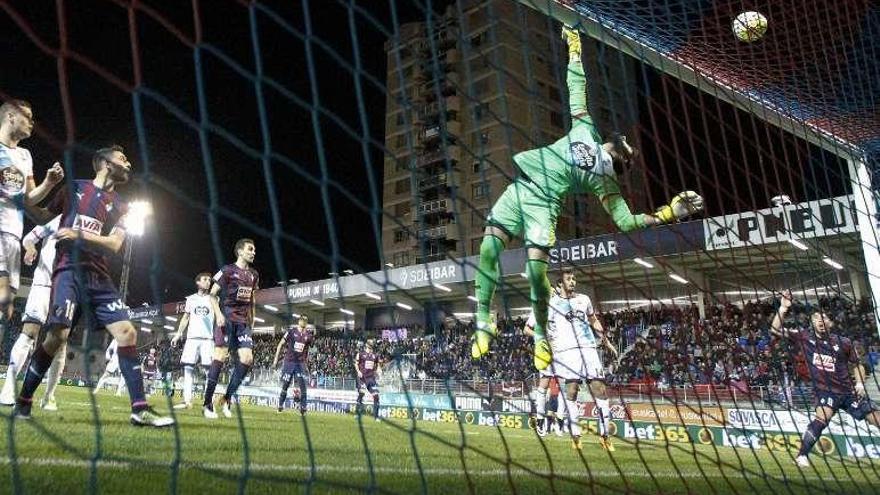 Manu despeja un balón durante el partido. // Efe