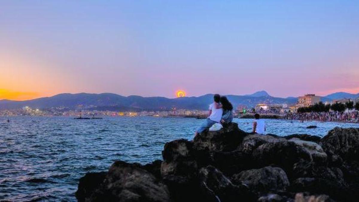 LA FOTO CONTADA | Una pareja observa el eclipse total de Sol sobre las rocas en El Molinar.