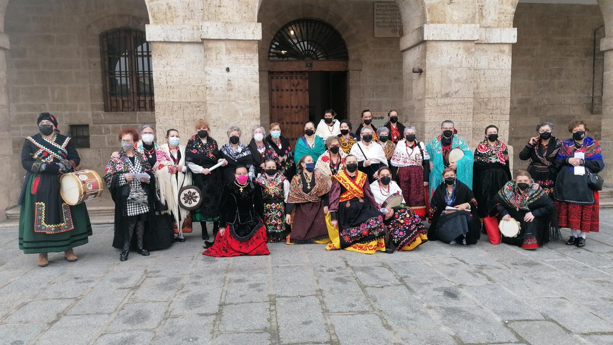 Mujeres participantes en la fiesta de Santa Águeda posan en la Glorieta