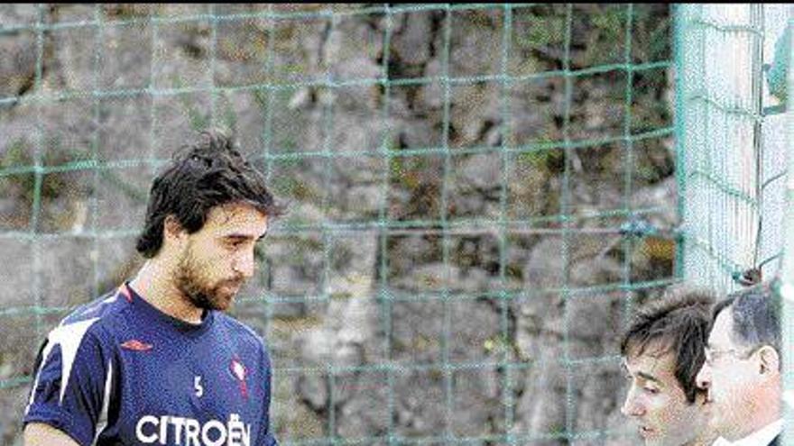 Lequi conversa con Antonio Chaves y Ramón Martínez en la entrada del campo de entrenamiento. / Rafa Estévez