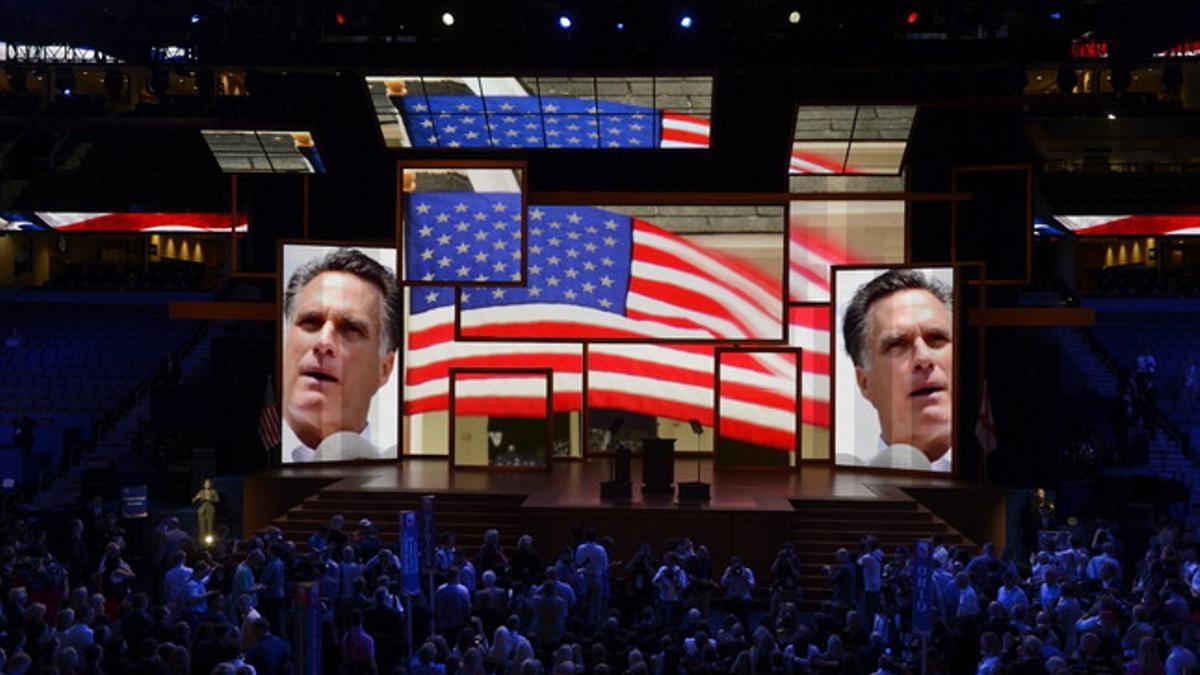 El público asistente a la convención republicana observa un vídeo del candidato Romney, ayer.