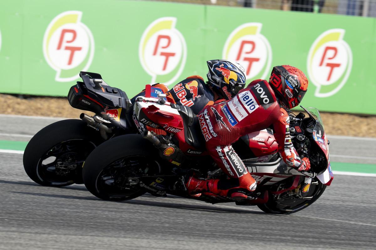 Marc Márquez (Ducati) le mete la moto a Pedro Acosta (KTM), ganándole la posición.