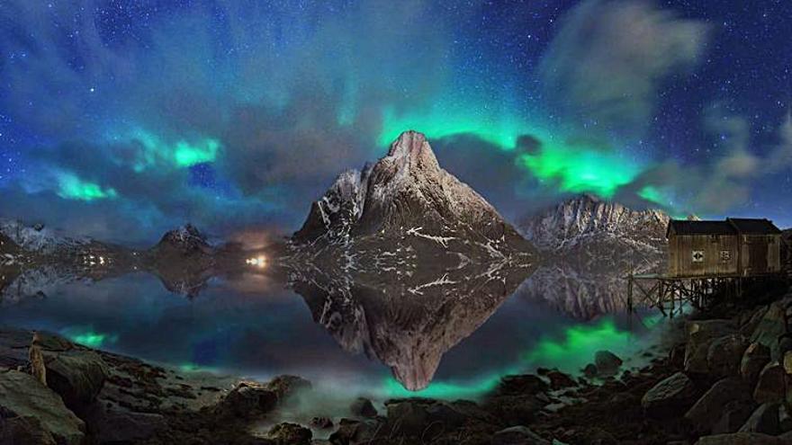 “Sky and Water” (Noruega). Una de sus muchas fotografías de paisaje nocturno. Esta fue tomada en un embarcadero de la localidad noruega de Reine, desde donde capturó a “la bella dama verde”, la aurora boreal. | FELIPE SOUTO