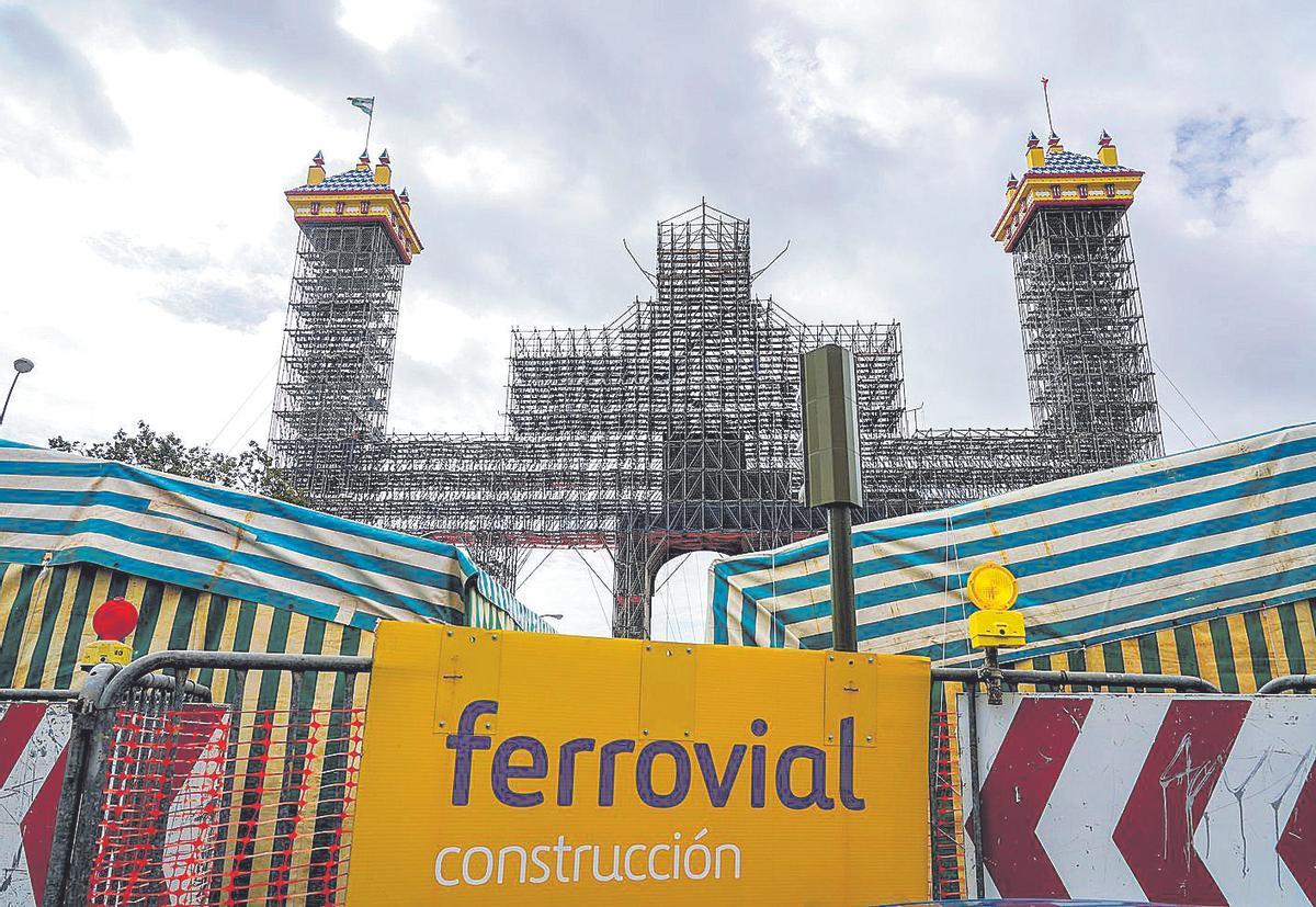 Imagen de archivo del montaje de la portada de la Feria de Abril, ejecutada por Ferrovial en 2023