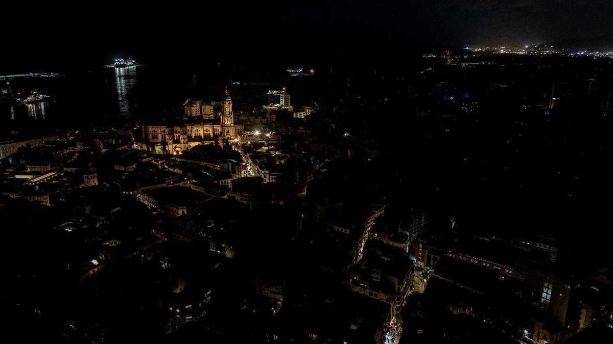 Vista aérea de Málaga, completamente a oscuras, salvo la Catedral.