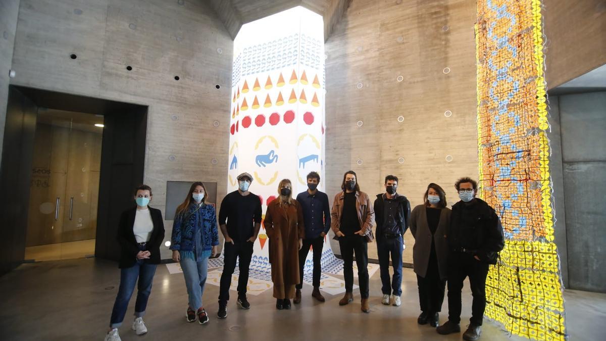 Los nueve artistas residentes del C3A posan junto a la obra de la artista sevillana Irene Infantes