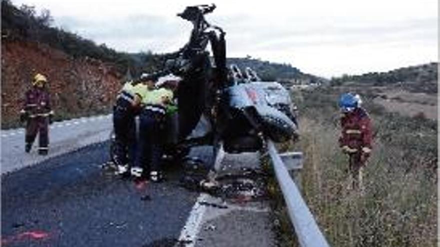 Els Mossos i els Bombers treballant al lloc dels fets.