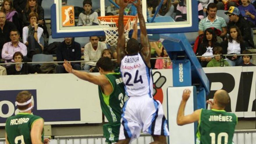 Unicaja toca fondo en Donosti