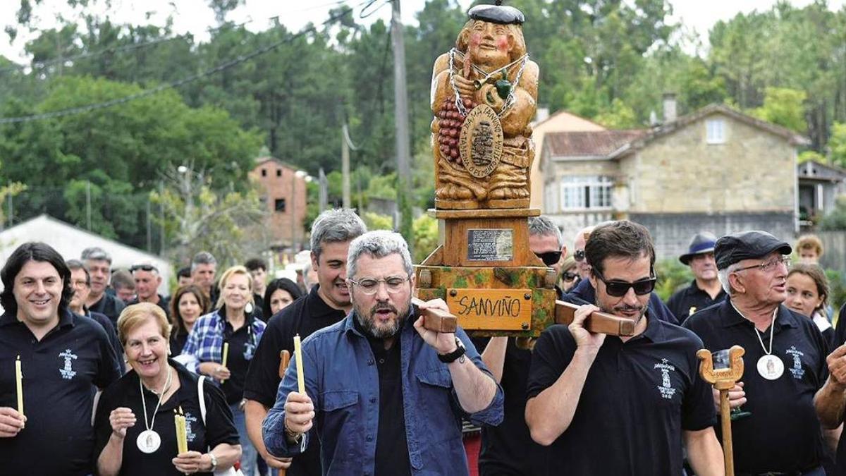 Imagen de la procesión del emblemático santo pagano de Seira, en Rois