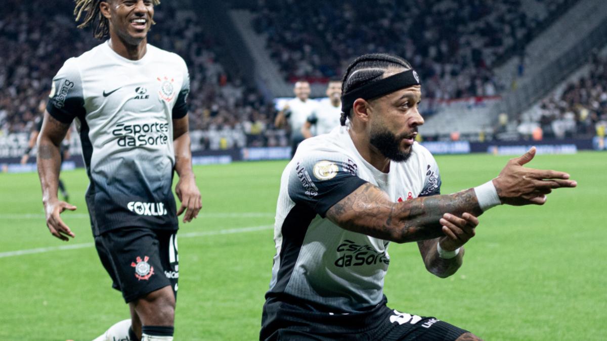 Memphis celebra uno de sus goles con el Corinthians