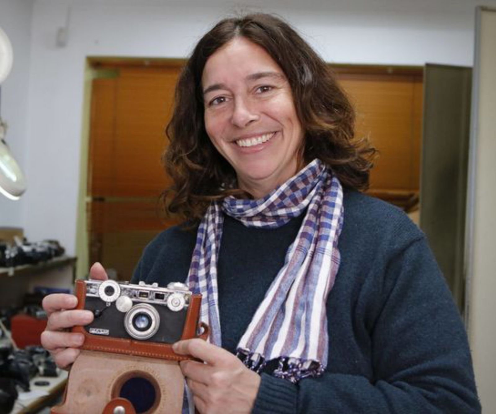 l  Erbin Pat Aguiló mit einer Kamera aus der Sammlung.