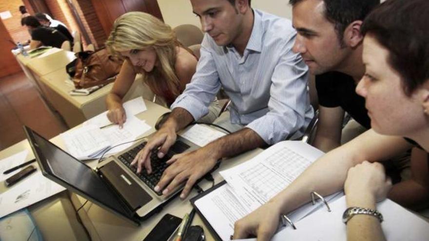 Jóvenes que aprenden a emplear herramientas online aplicables a la empresa.